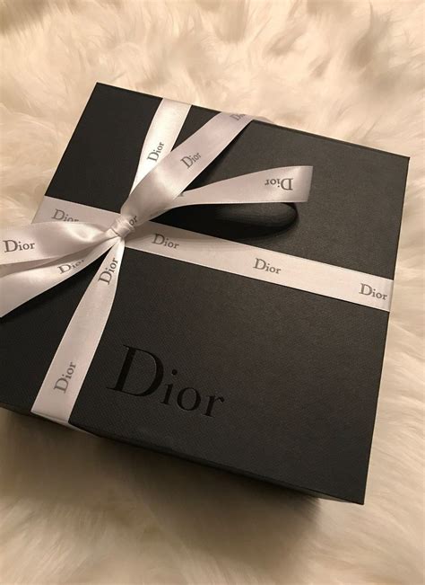 dior gift box packaging.